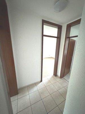 Flur mit zwei Türen