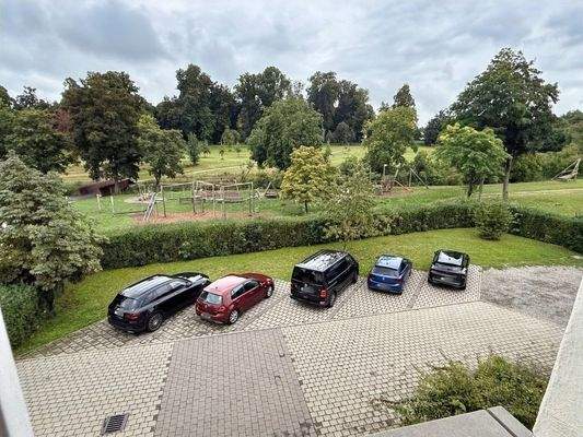 Aussicht auf Stellplätze und Hofgarten