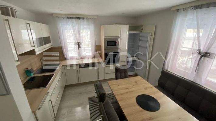 DIE FÜNF JAHRE ALTE KÜCHE