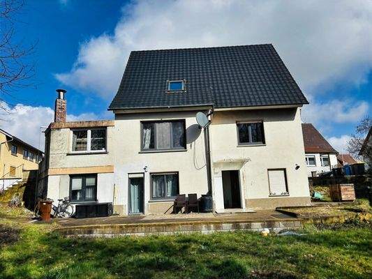 Südwestansicht mit den separat nutzbaren Wohnräumen im Gartengeschoss