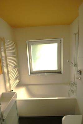 Wannenbad mit Fenster.JPG