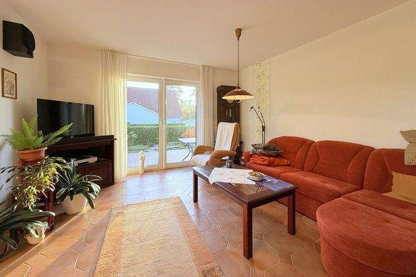 lichtdurchfluteter Wohnbereich mit Zugang zur Terrasse