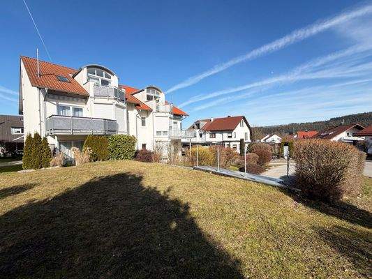 Außenansicht: Gepflegte Wohnanlage mit viel Grün und Privatsphäre