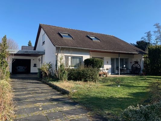 Außenansicht mit Zuhahrt