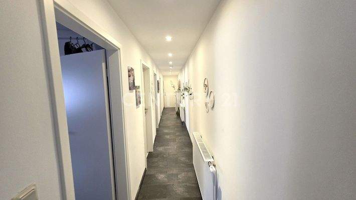 Gegenseite des Flurs der Wohnung 