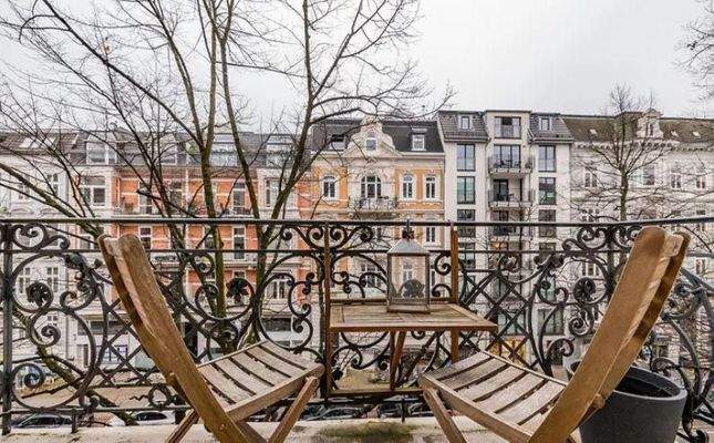 Kleiner Balkon zur Straße