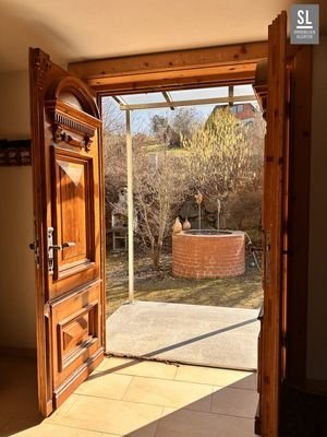 Blick aus dem Haus zum Brunnen