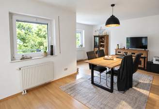 Heller skandinavischer Essbereich mit Fensterblick