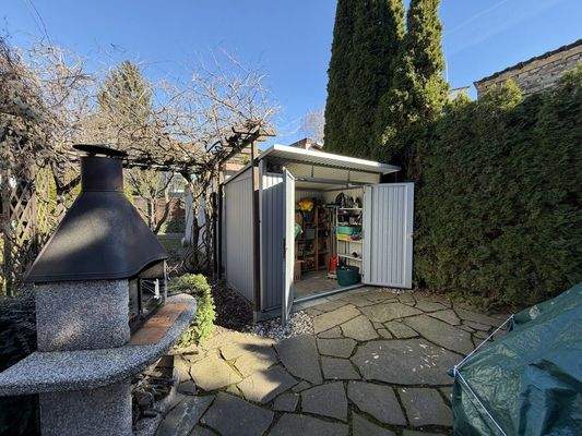 Blick zum Geräteschuppen