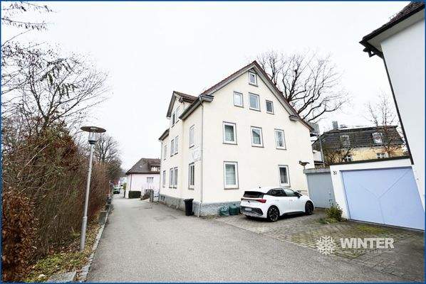 Hausansicht mit Stellplatz und Garage