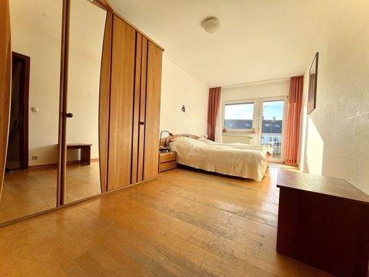 Großzügiges Schlafzimmer