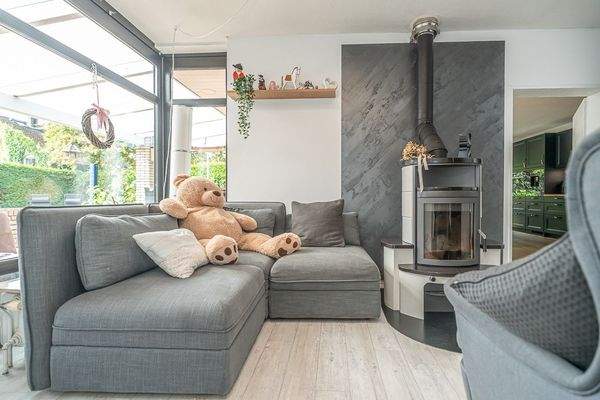 Große Fenster lassen viel Tageslicht herein