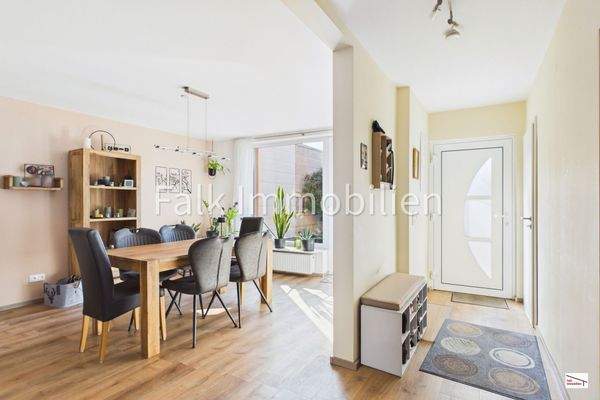 Teilansicht Wohn-/Esszimmer mit Eingangsbereich