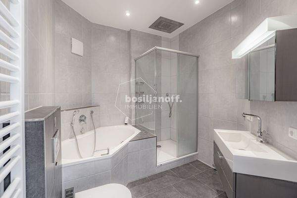 Modernes Badezimmer mit Wanne + Dusche