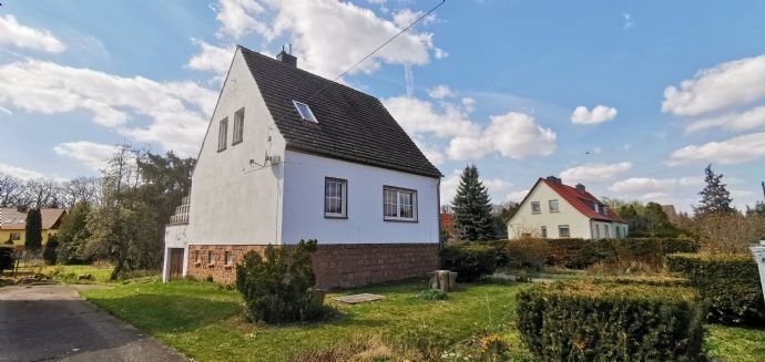 RESERVIERT - Freistehendes Einfamilienhaus mit großem Grundstück, Kamin und Garage