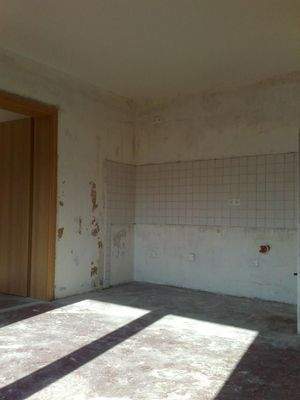 Blick vom Fenster auf Fliesenspiegel in Wohnküche