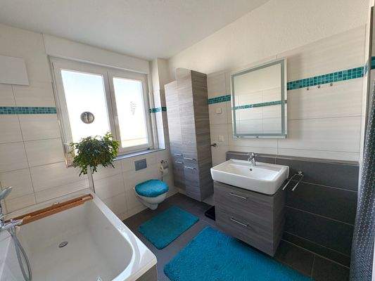 Großes Badezimmer mit Wanne und Dusche