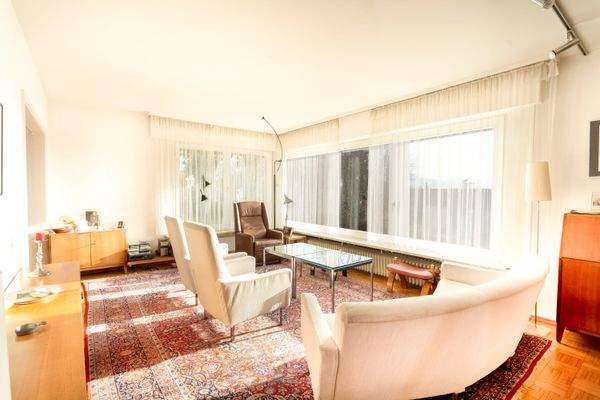 Das mit Licht durchflutete Wohnzimmer im EG