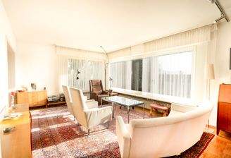 Das mit Licht durchflutete Wohnzimmer im EG