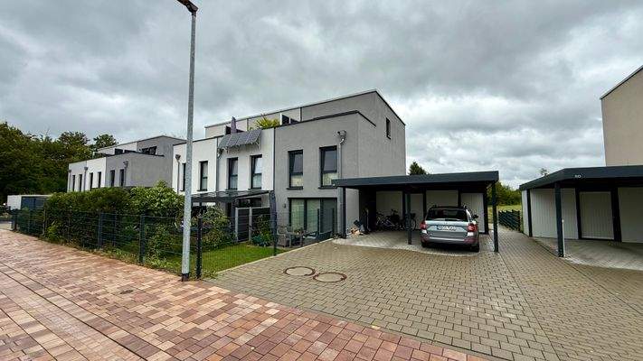 Vorne / Stellplatz / Carport