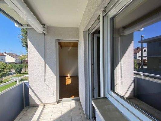 Südbalkon mit Zugang Wohnen und Schlafen