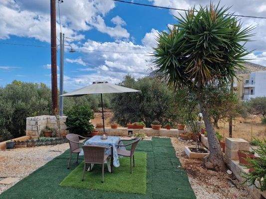 Kreta, Chersonisos: Große Villa am Dorfrand zu verkaufen