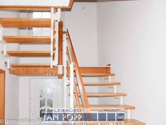 Treppenaufgang (Linkes Haus)