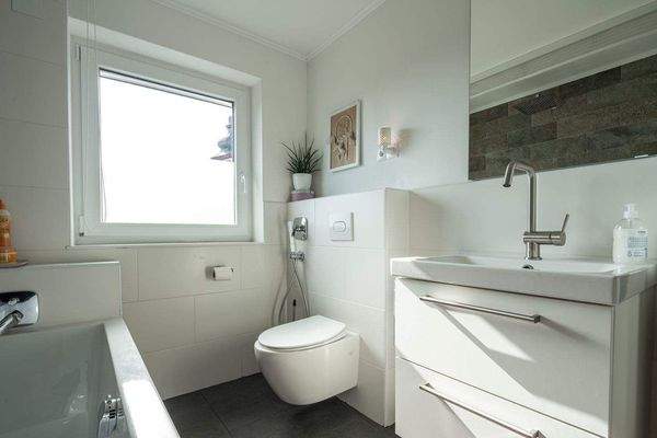 Badezimmer mit Wanne (3).jpeg