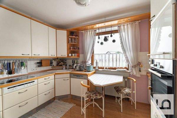 Küche mit kleinem Esstisch