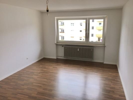 3ZimmerWohnung mit Balkon und Wannenbad mit Fenster