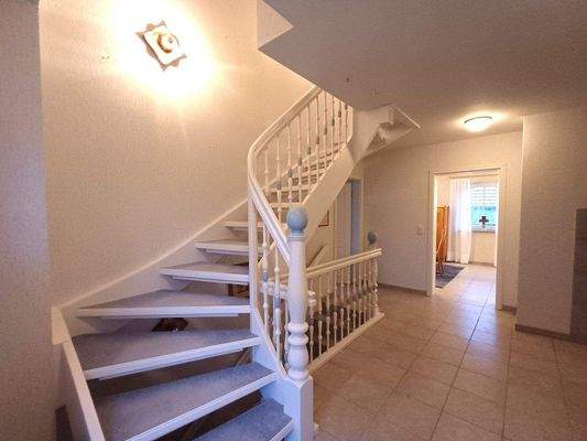 Diele mit Treppe zum DG