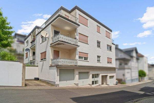 Straßenansicht, Haus von vorne, Whg 2 liegt seitlich hinten 