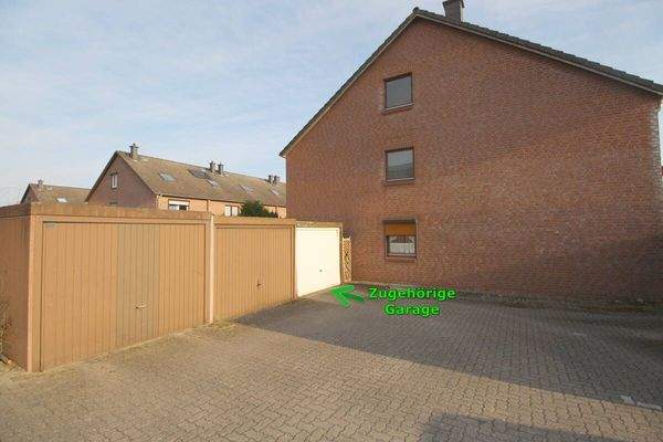 Zugehörige Garage (weißes Tor)