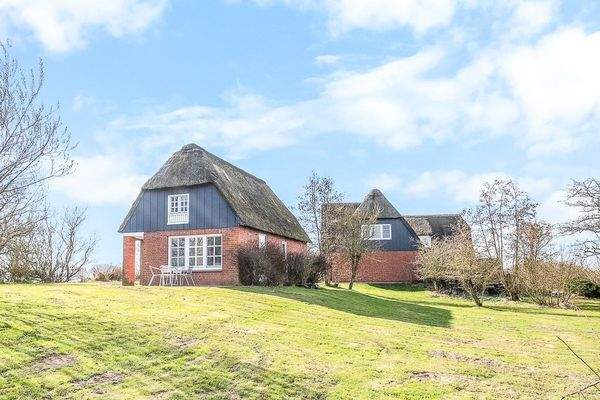 Ostansicht mit Blick zum Wohn- und Gästehaus