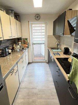 viel Stau- und Arbeitsfläch...