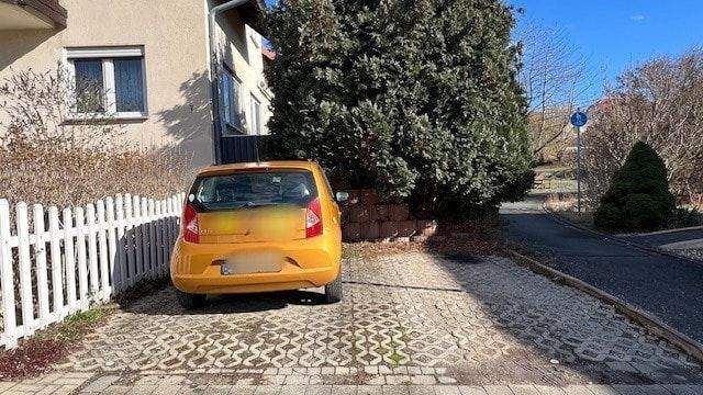 2 Stellplätze vor dem Haus