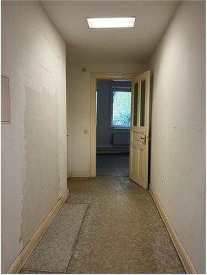 Übergang von der Ladenfläche zum Flurbereich von welchem die Büroräume, Küche und Badezimmer abgehen