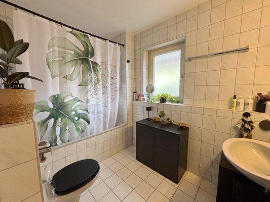 Tageslichtbad mit Badewanne