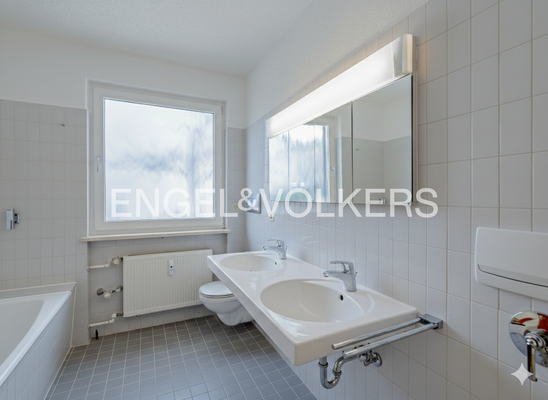 Badezimmer - Ein heller Moment für sich (KI-Generiert)