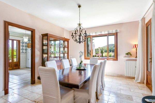 Lichtdurchfluteter Essbereich