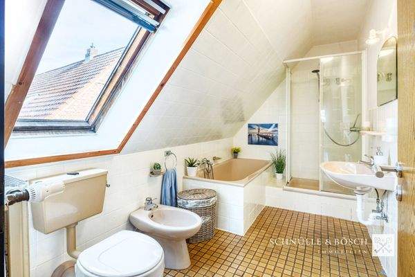 Badezimmer mit Dusche und Wanne