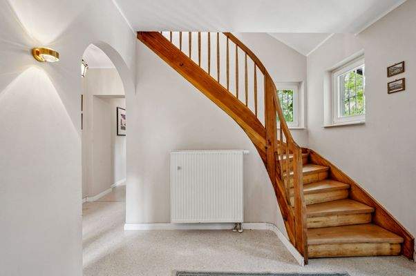 Flur mit Treppenaufgang ins Obergeschoss