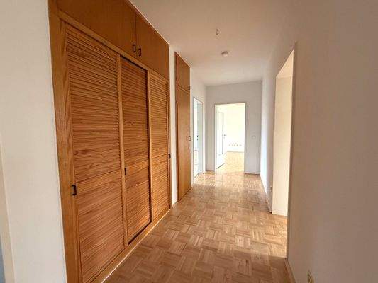 16 Flur mit Einbauschränken.jpeg