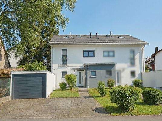 Großzügige Doppelhaushälfte mit Garage und Stellplatz