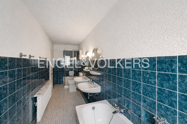 Geräumiges Dusch- und Wannenbad