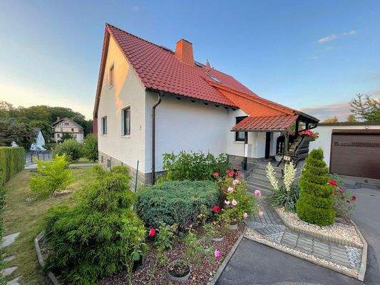 Seitenansicht mit Garage