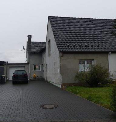 Frontansicht mit Einfahrt