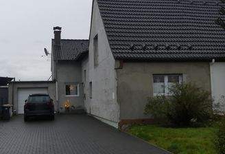 Frontansicht mit Einfahrt