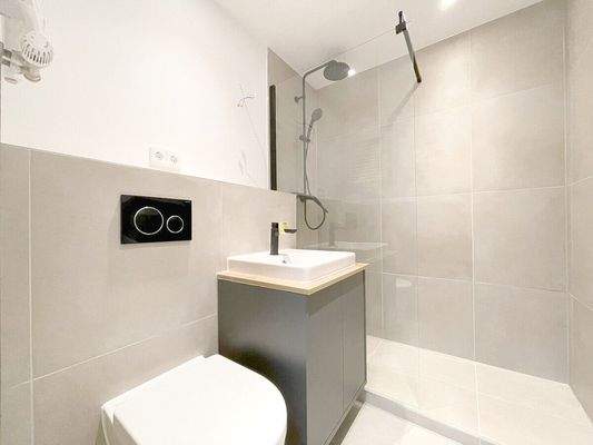 Sehr schickes neues Badezimmer