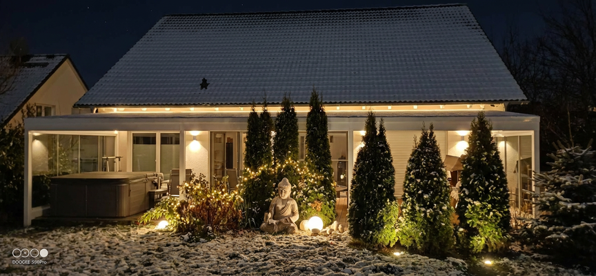 Hausansicht Garten mit Terrasse nachts.png